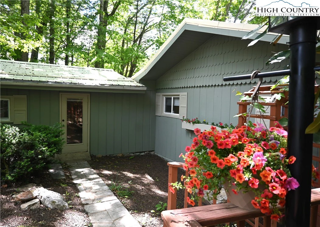 Image number 1 for the current listing