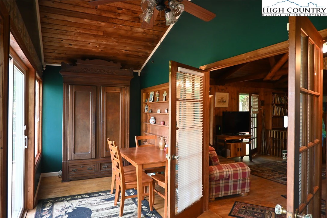Image number 9 for the current listing