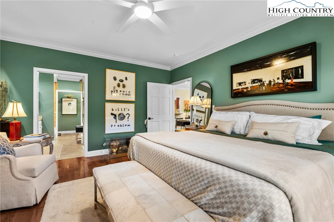 Image number 4 for the current listing