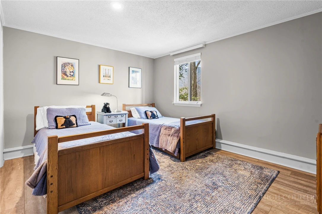 Image number 7 for the current listing