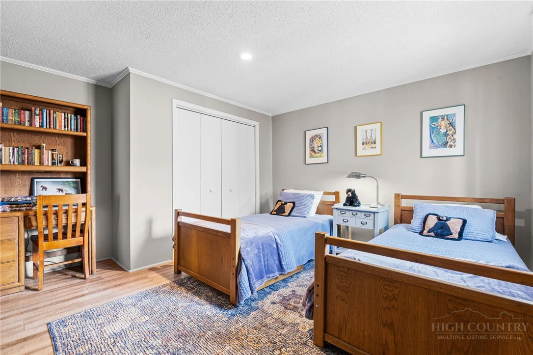 Image number 8 for the current listing