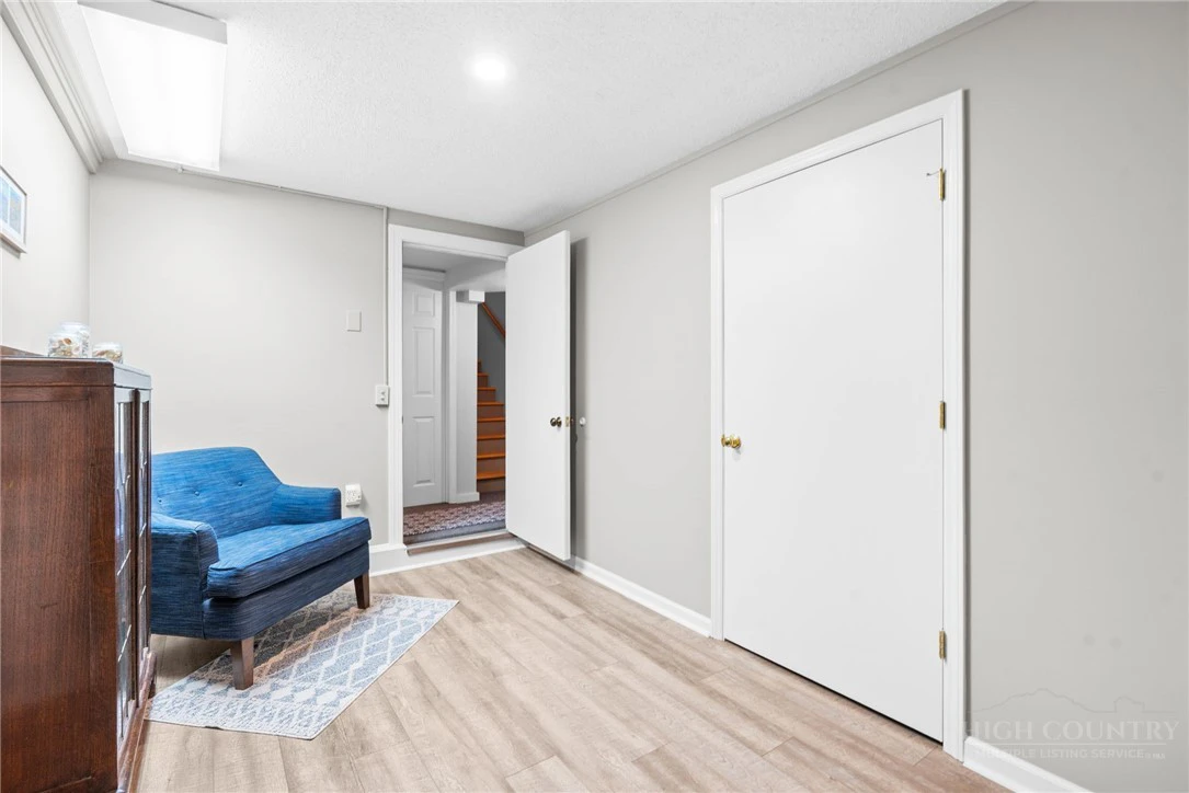 Image number 9 for the current listing