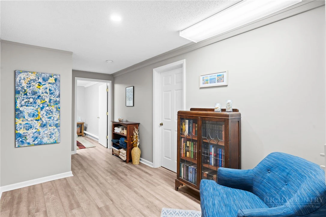 Image number 10 for the current listing