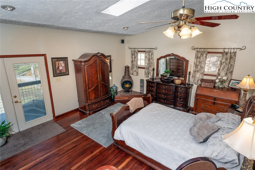 Image number 5 for the current listing