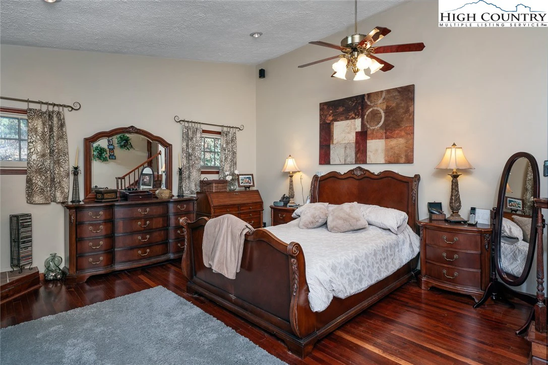 Image number 8 for the current listing