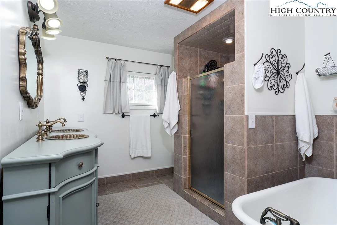 Image number 10 for the current listing