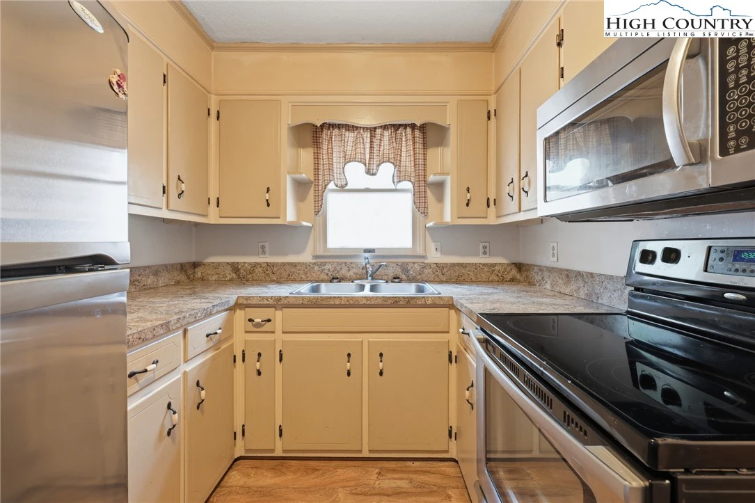 Image number 4 for the current listing