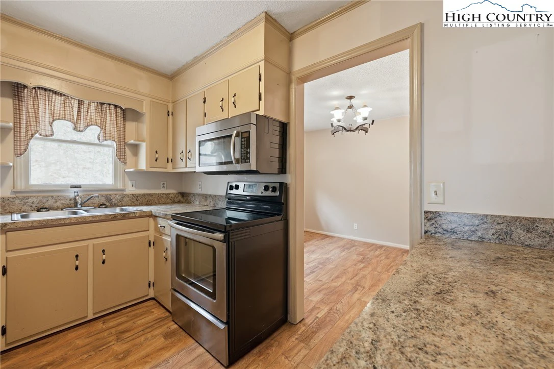 Image number 3 for the current listing