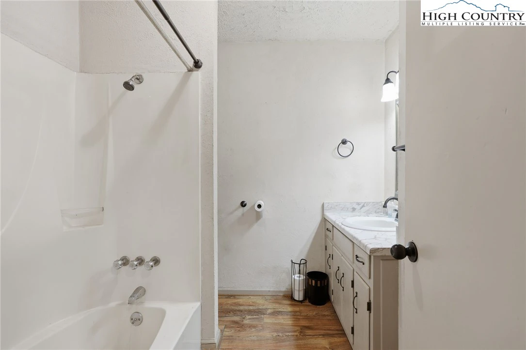 Image number 7 for the current listing