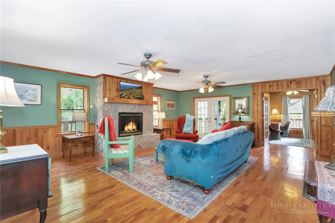 Image number 11 for the current listing