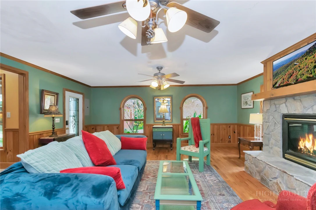 Image number 14 for the current listing