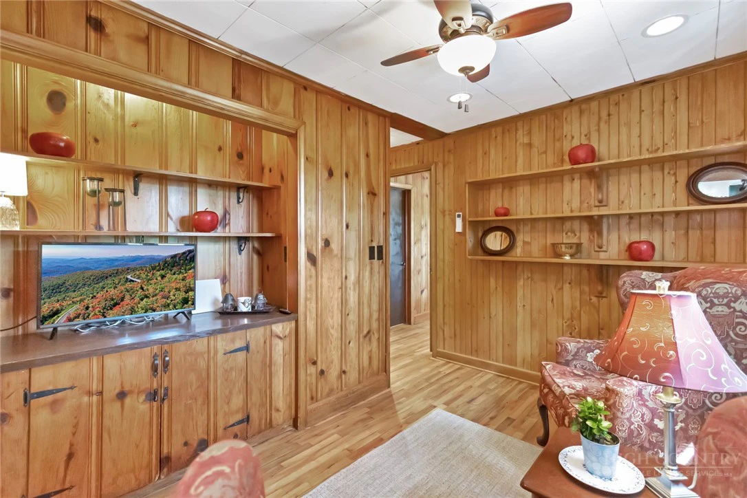 Image number 20 for the current listing