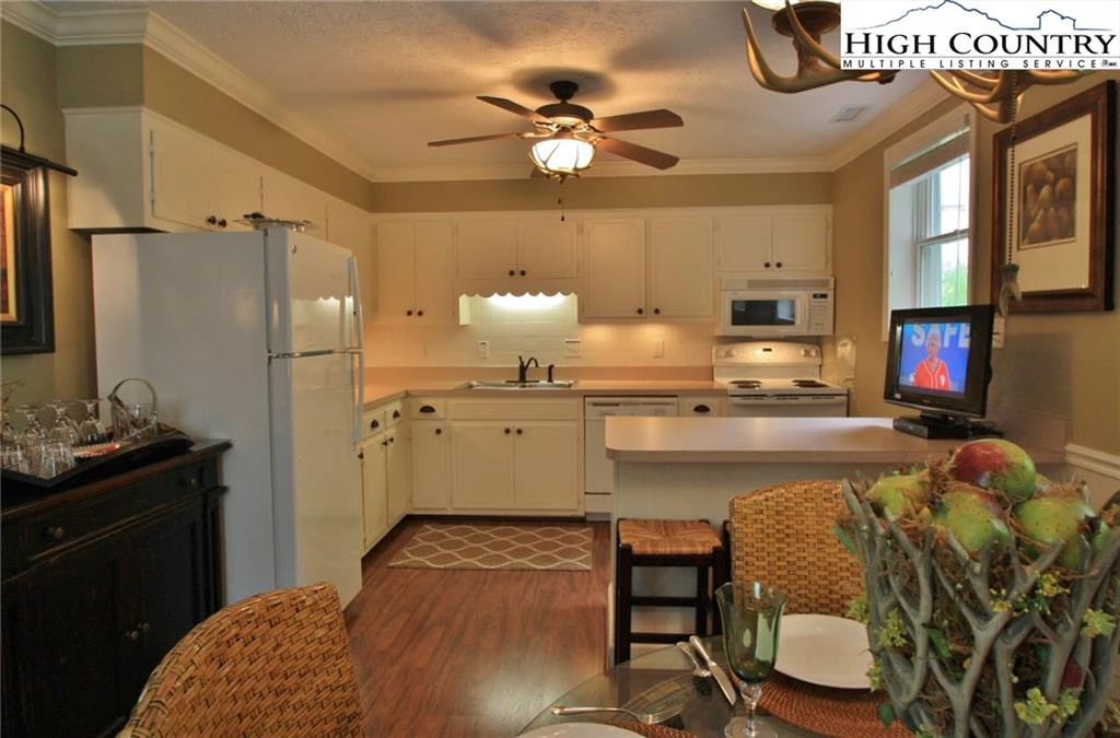 Image number 11 for the current listing
