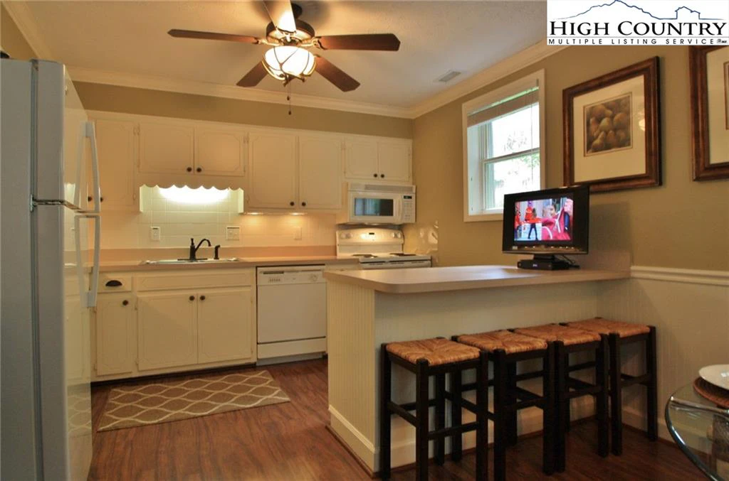 Image number 9 for the current listing
