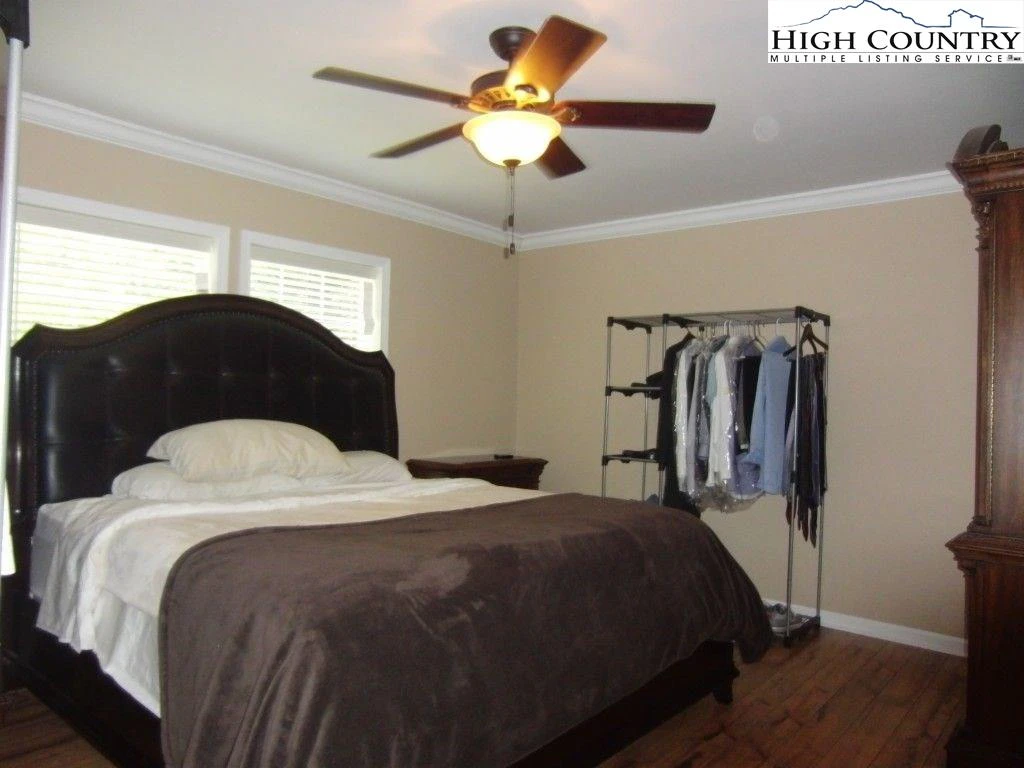 Image number 11 for the current listing