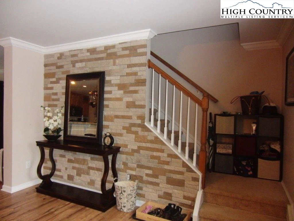 Image number 3 for the current listing