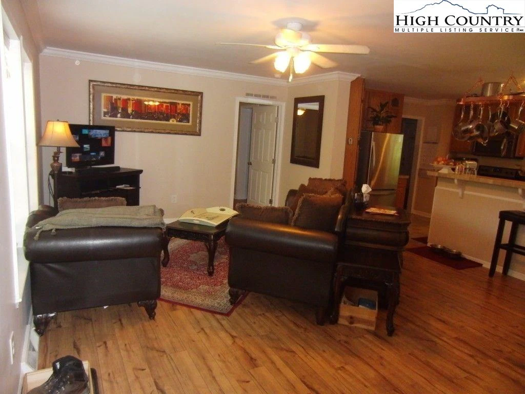 Image number 4 for the current listing