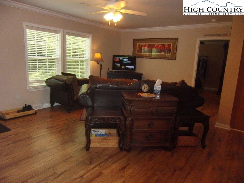 Image number 5 for the current listing