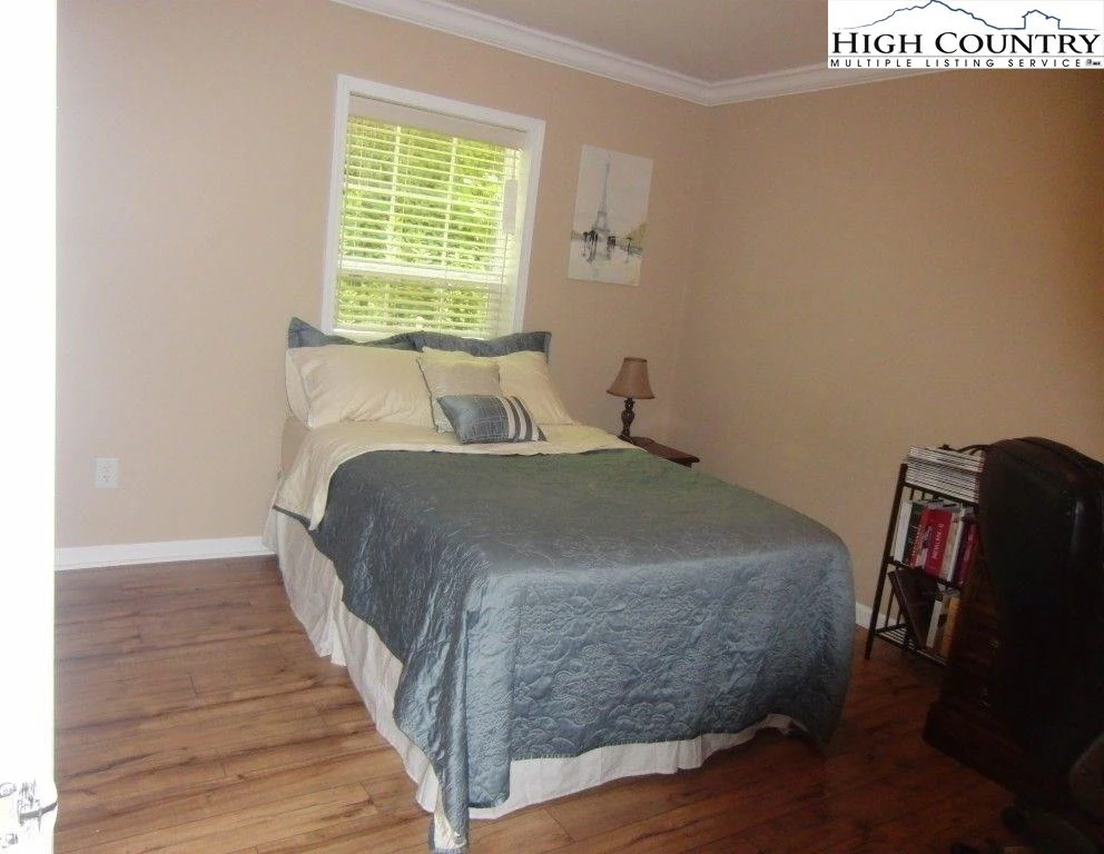 Image number 9 for the current listing