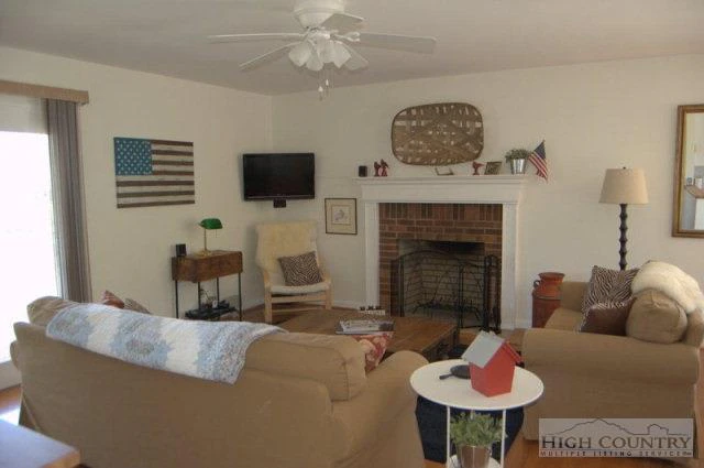 Image number 9 for the current listing