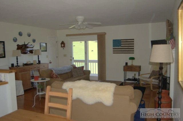 Image number 8 for the current listing