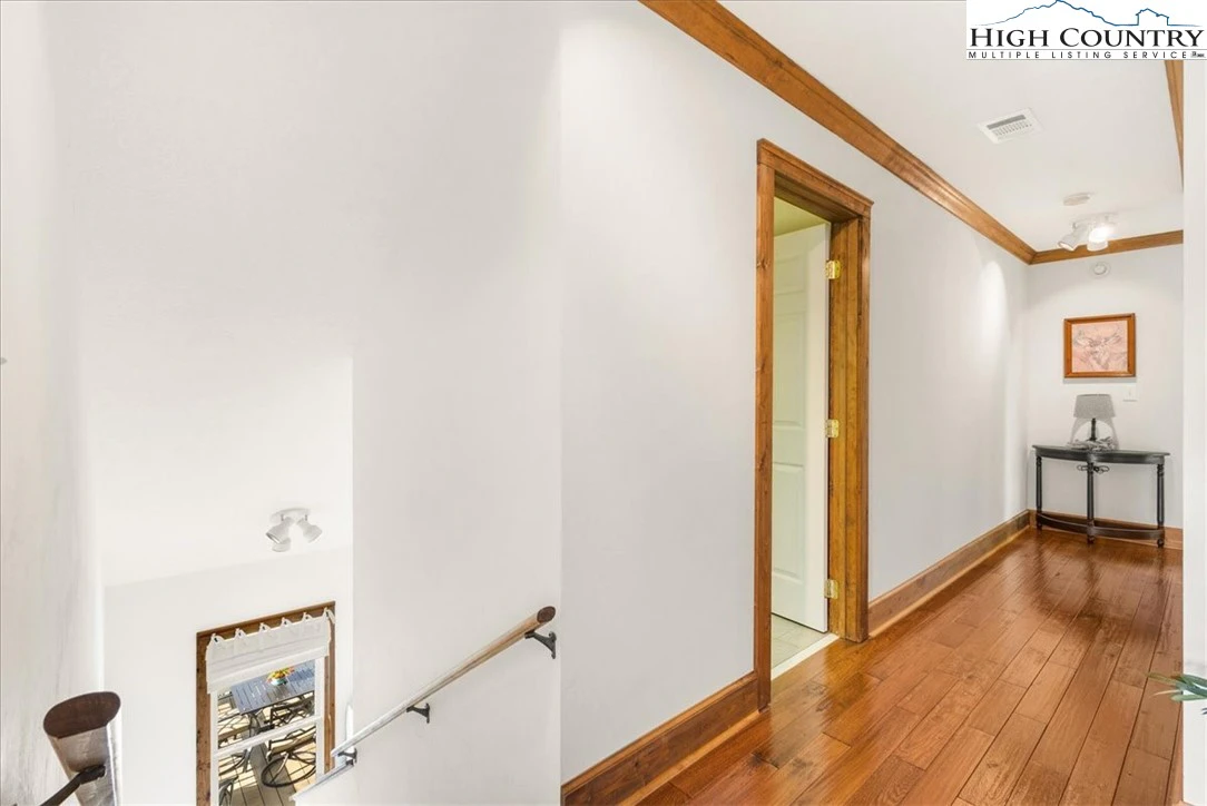 Image number 4 for the current listing