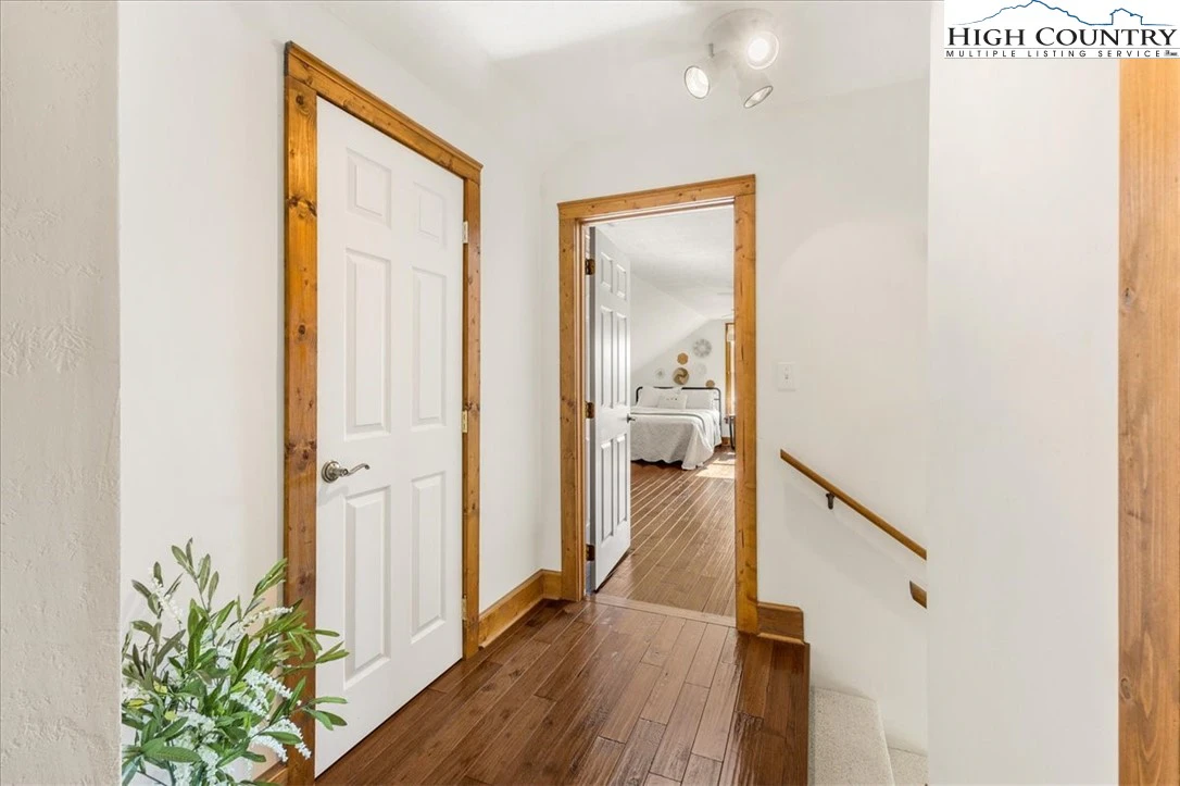 Image number 5 for the current listing