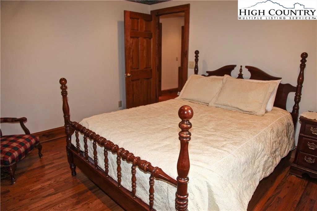 Image number 9 for the current listing