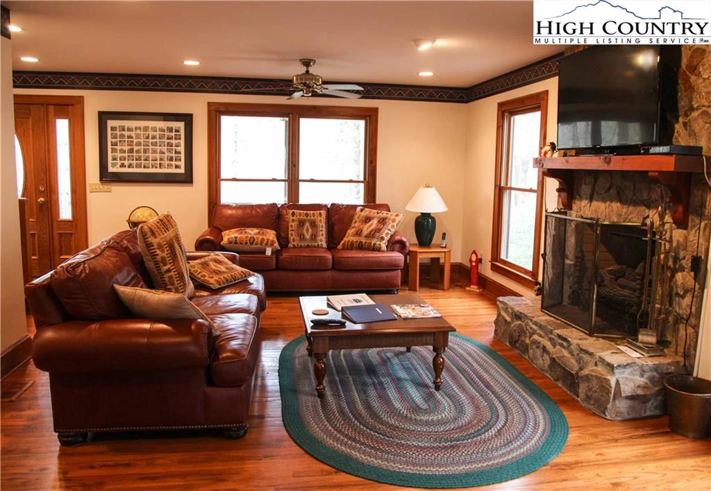 Image number 15 for the current listing