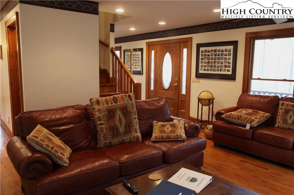 Image number 14 for the current listing