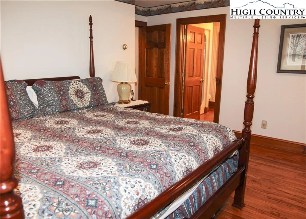 Image number 11 for the current listing