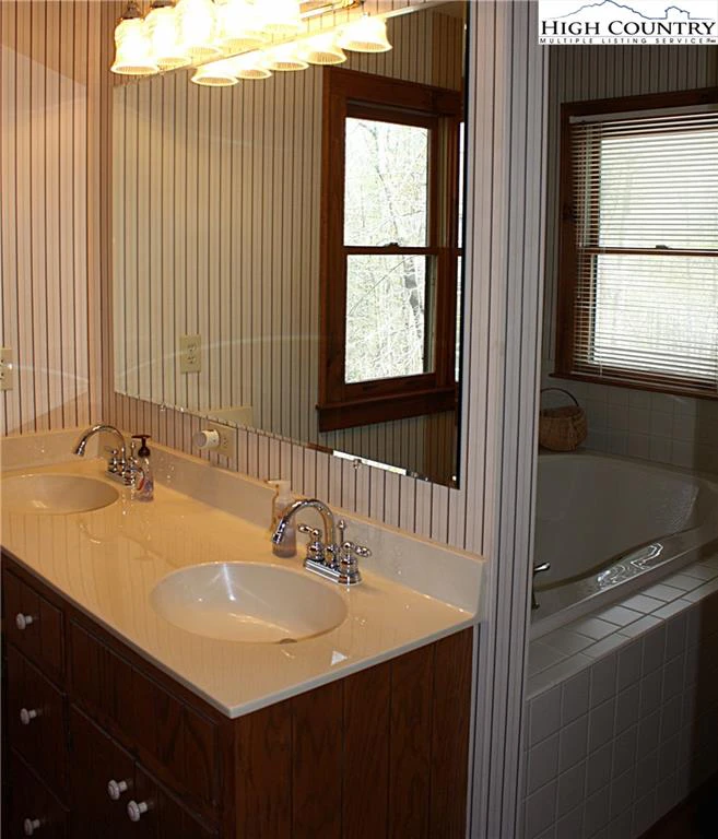 Image number 2 for the current listing