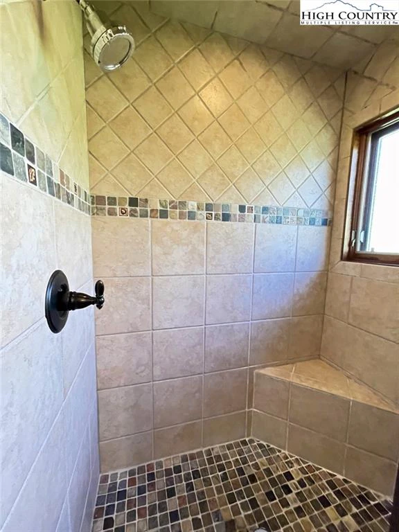 Image number 11 for the current listing