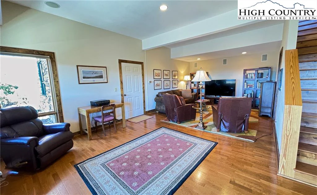 Image number 7 for the current listing