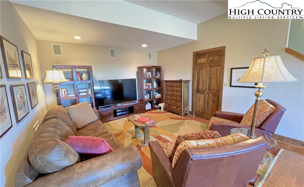Image number 8 for the current listing