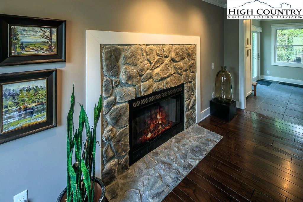 Image number 14 for the current listing