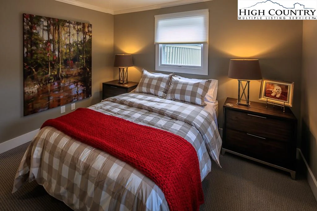 Image number 9 for the current listing