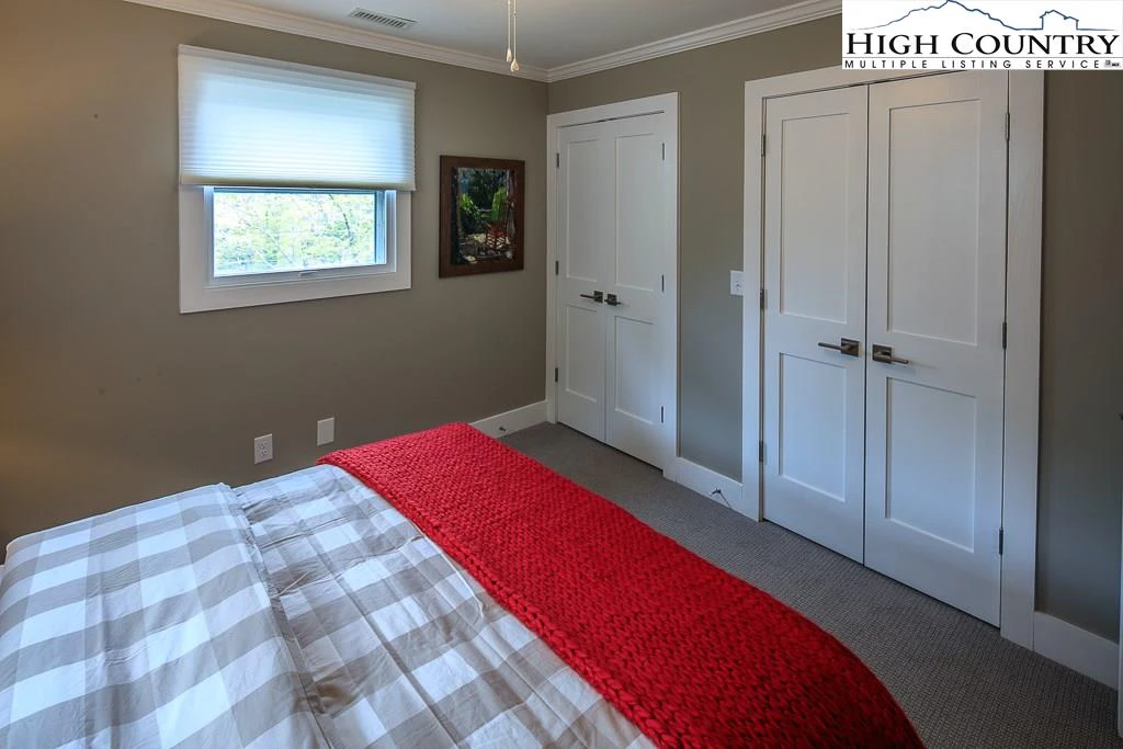 Image number 8 for the current listing