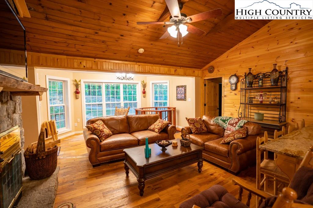Image number 9 for the current listing