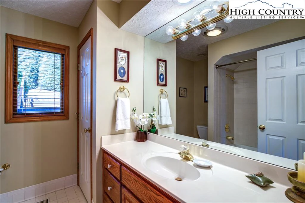 Image number 20 for the current listing