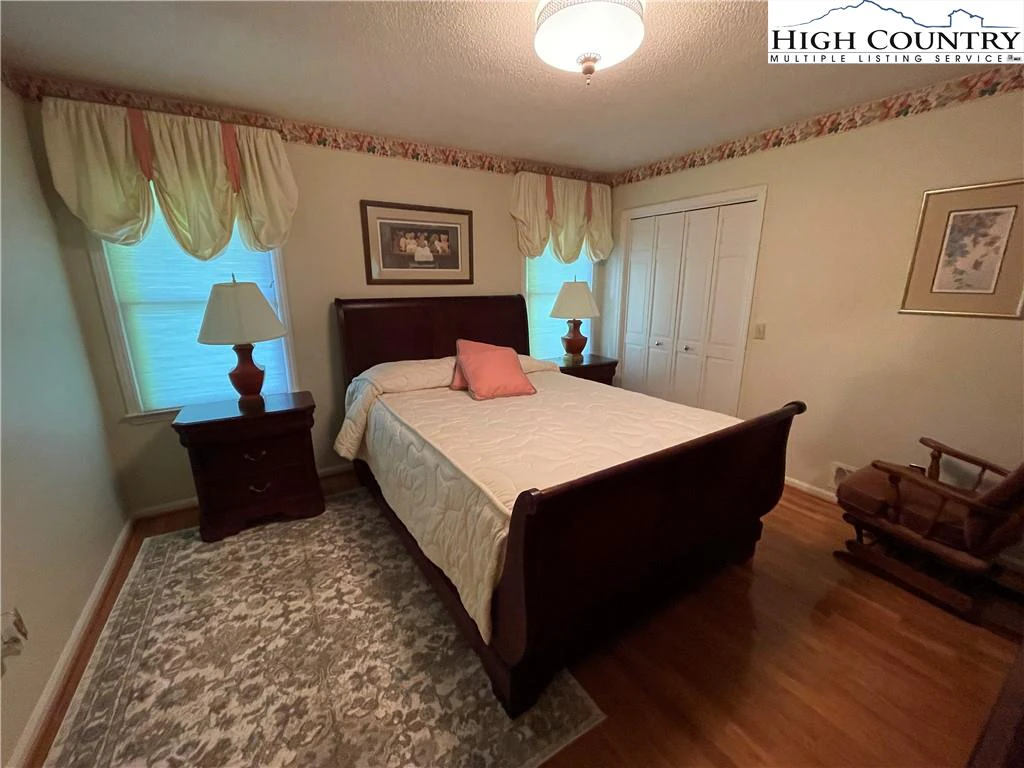 Image number 3 for the current listing
