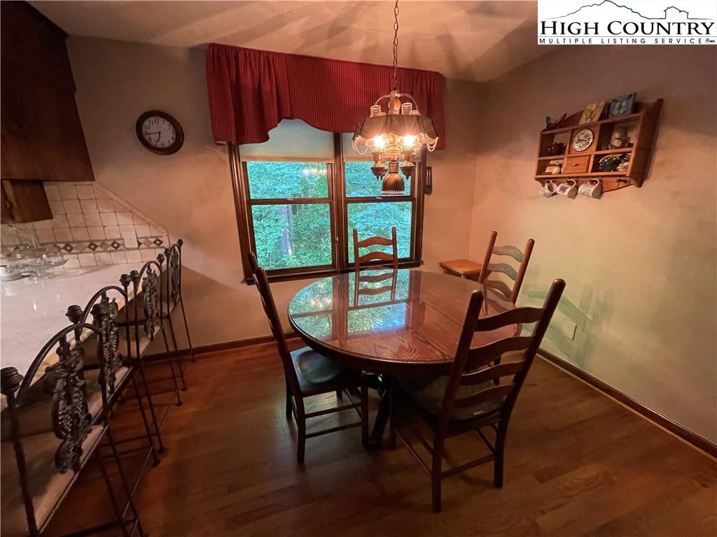 Image number 19 for the current listing