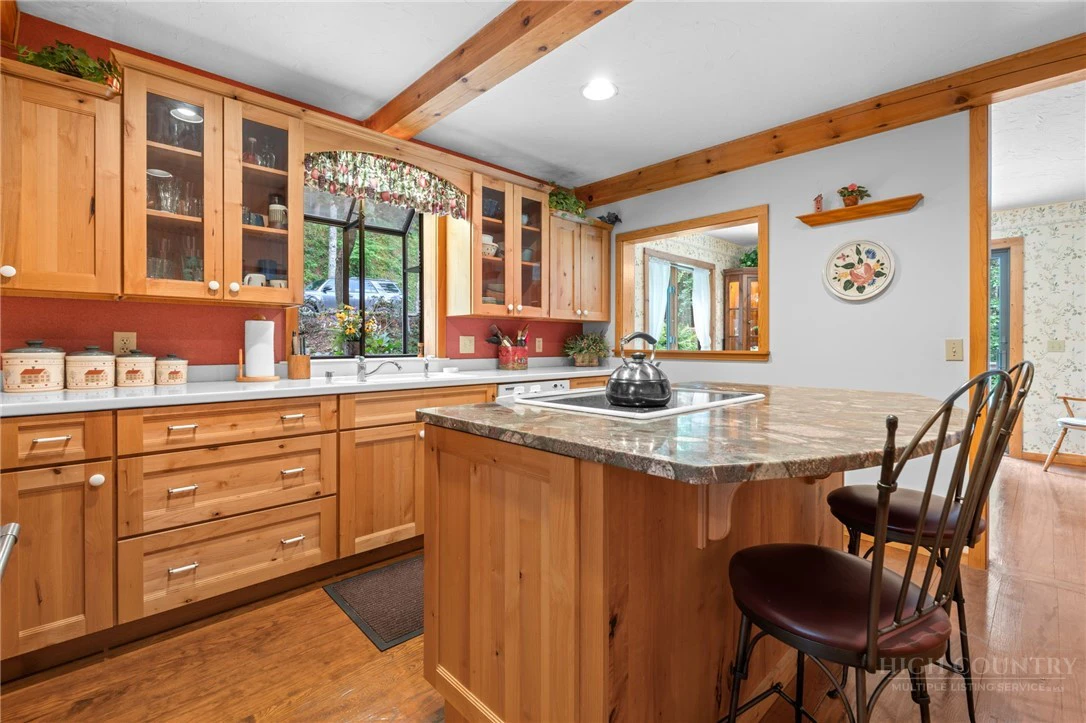 Image number 15 for the current listing