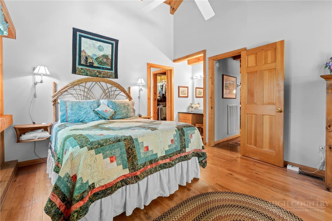 Image number 19 for the current listing