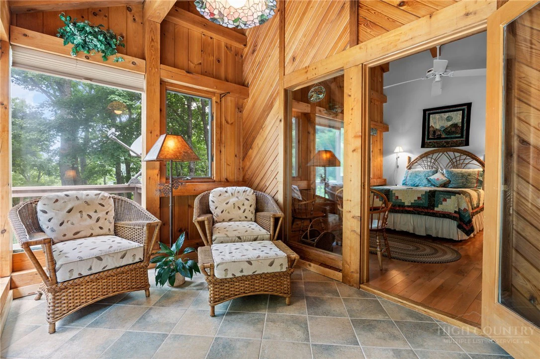 Image number 21 for the current listing