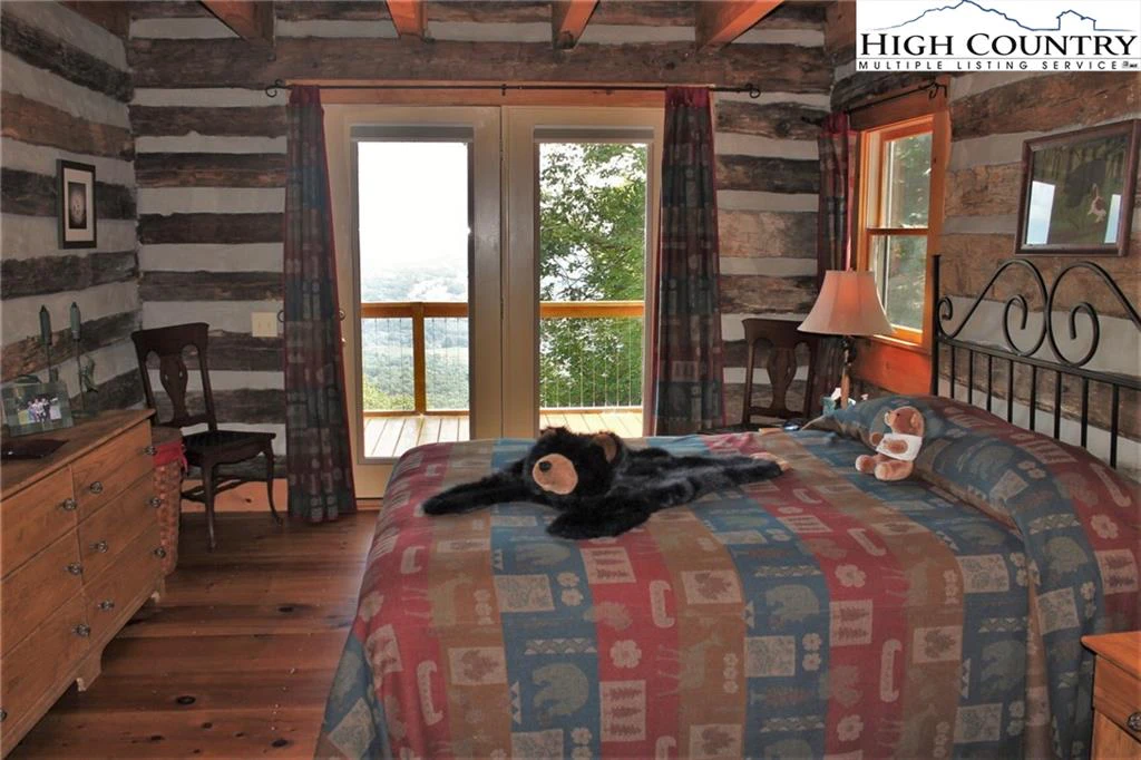 Image number 16 for the current listing