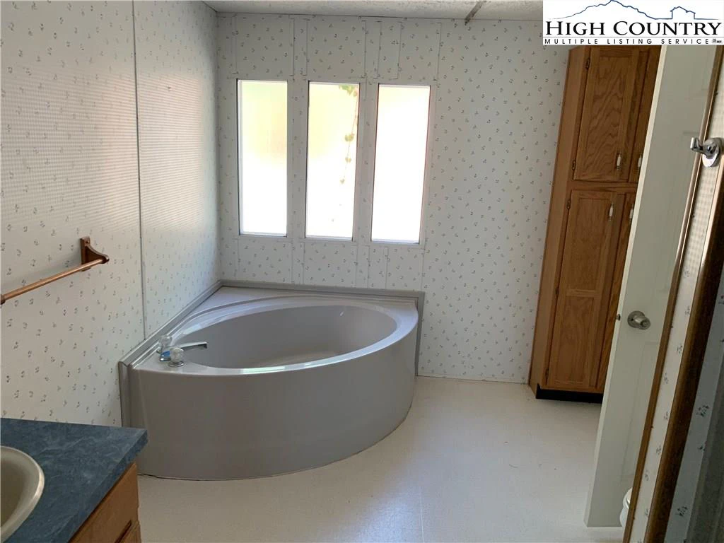 Image number 9 for the current listing