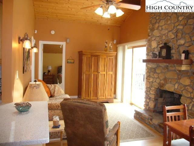 Image number 4 for the current listing
