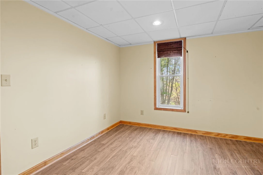 Image number 9 for the current listing
