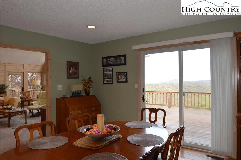 Image number 14 for the current listing